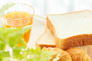 みかんジュースとパン