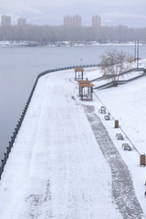 Obraz premium Winter plot: empty river embankment on a gloomy winter day