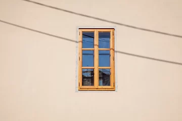 geschlossenes Fenster in der Mitte der beigen Wand. © Premat
