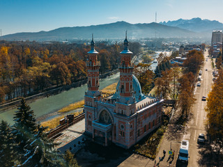Obraz premium Sunnite Mukhtarov Mosque in Vladikavkaz, aerial view
