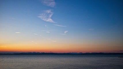 Obraz premium Sunset across Morecambe Bay with view towards Lake District