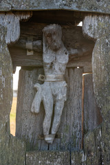 Zabytkowa drewniana kapliczka z Jezusem Chrystusem