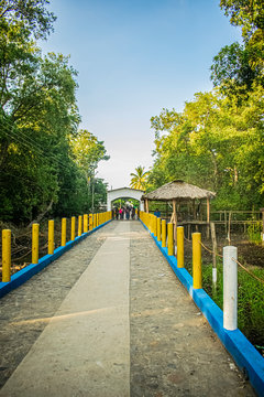 paisaje de camino de piedra a playa, tilapa san marcos,