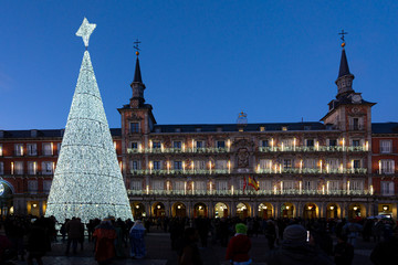 Naklejka premium Illuminated christmas tree in Plaza Mayor of Madrid, Spain.