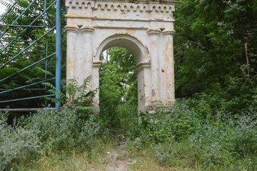 Fototapeta na wymiar ancient abandoned arch in a dense forest of unknown people