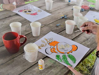 master class in drawing colored sand cartoon characters