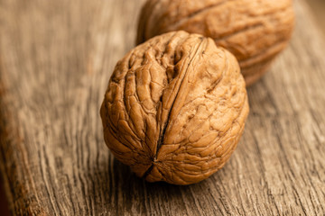 Close de nozes inteira e quebrada