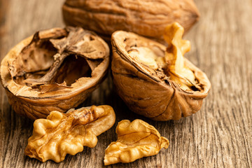 Close de nozes inteira e quebrada