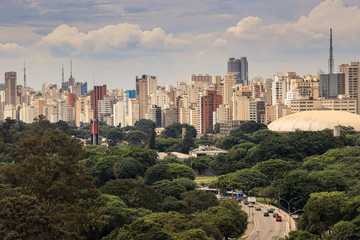 Skyline da cidade de São Paulo, com destaque para zona sul, prédios e céu com poucas nuvens.