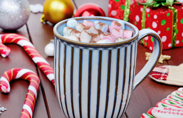 Obraz na płótnie Canvas Hot chocolate in a mug with colorful marshmallow