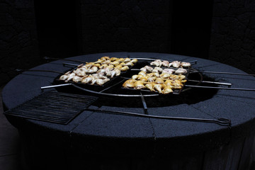Cocinando pollo con el calor de la tierra en Lanzarote