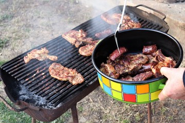 Barbecue on which meat is fried.