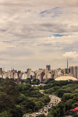 Skyline da cidade de São Paulo, com destaque para zona sul, prédios e céu parcialmente nublado.