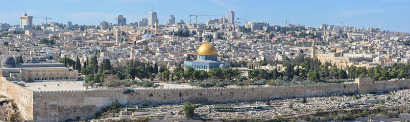Obraz premium Wzgórze Świątynne i Stare Miasto w Jerozolimie.
