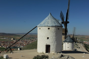 Molinos de viento y castillo en Consuegra (Toledo)