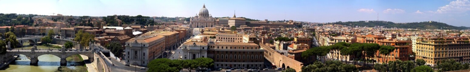 Fototapeta na wymiar A panorama of Rome and Vatican City from Castel Sant'Angelo