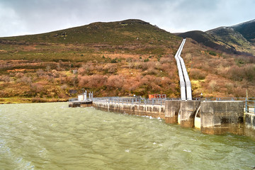 Presa de la central hidroeléctrica del embalse de Alsa, Cantabria