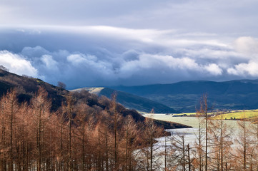 Paisaje de valle con cielo de nubes en embalse de Alsa, Cantabria