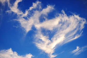 Außergewöhnliche weiße Wolkenformen vor einem blauen Himmel 