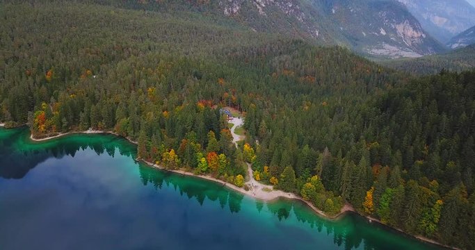 in volo tra le montagne sopra ad uno specchio d'acqua