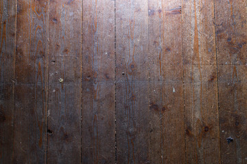 Werkstattboden aus braunen Holzbohlen gebraucht und alt mit Staub, Sand, dreckig