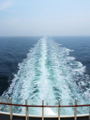 Fantastischer Blick auf den Ozean, den Horizont und das Fahrwasser des Schiffes von der Reling am...