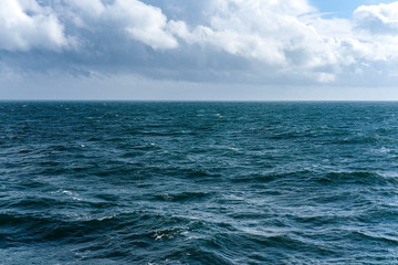 Blick auf den Ozean, Wellen, Wolken und den Horizont