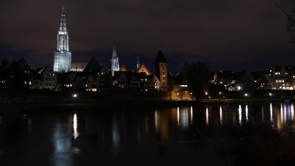 Ulm, Deutschland: Nächtliche Skyline mit dem Ulmer Münster hinter der Donau