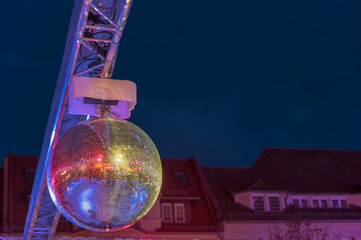 Discokugel vor nächtlichen Himmel mit Textfreiraum