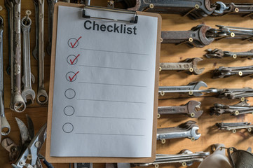 Checkliste an einer Werkzeugwand als Hilfsmittel für die Organisation eines handwerklichen...