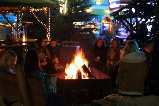 Ludzie wok&oacute;ł płonącego ogniska w Opolu na rynku.