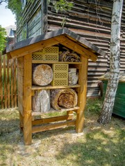 Insekt hotel chronimy owady © witan