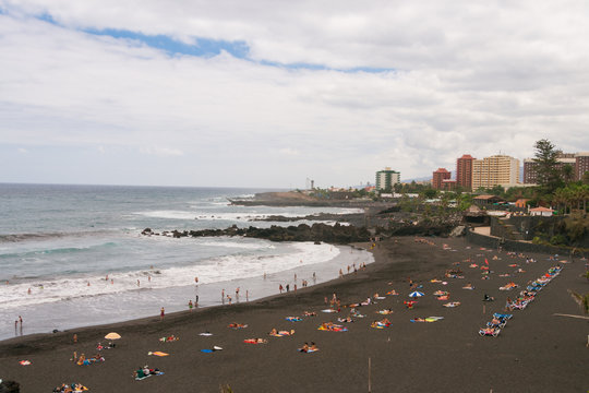 Playa de arena volc&aacute;nica en la isla de Tenerife, Espa&ntilde;a