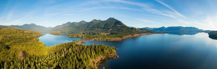 Fotobehang Prachtig panoramisch luchtfoto van Kennedy Lake tijdens een levendige zonnige dag. Gelegen aan de westkust van Vancouver Island in de buurt van Tofino en Ucluelet, British Columbia, Canada. © edb3_16