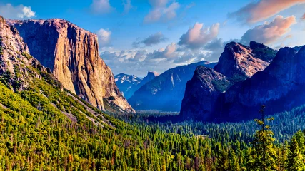 Foto op Plexiglas anti-reflex Tunnel View van Yosemite Valley met beroemde granieten rots El Capitan aan de linkerkant en droge Bridalveil Fall en imposante Cathedral Rocks aan de rechterkant in Yosemite National Park, Californië, Verenigde Staten © hpbfotos