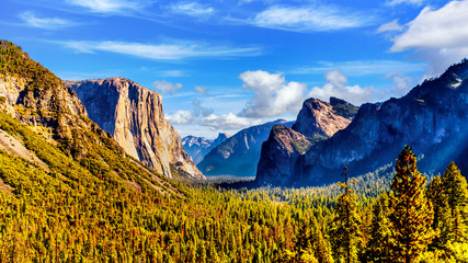 Tunnel View of Yosemite Valley with famous granite rock El Capitan on the left and dry Bridalveil Fall and imposing Cathedral Rocks on the right in Yosemite National Park, California, United States - obrazy, fototapety, plakaty