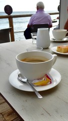 duftenden Kaffee und Kuchen am Meer geniessen