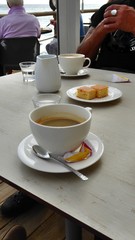duftenden Kaffee und Kuchen am Meer geniessen