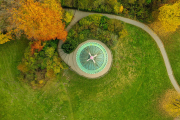 Vista cenital de parque en pleno otoño. Cupula.