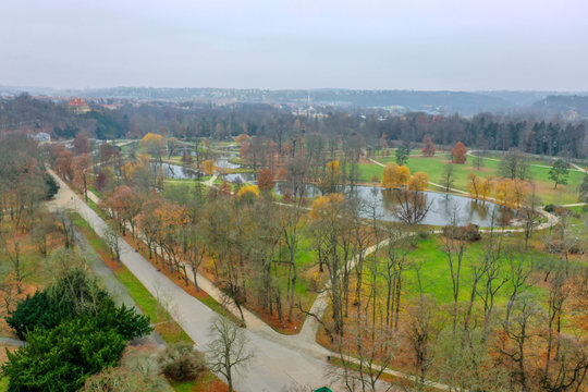 Oto&ntilde;o en los parques de Praga.