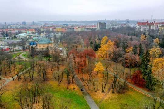 Oto&ntilde;o en los parques de Praga.