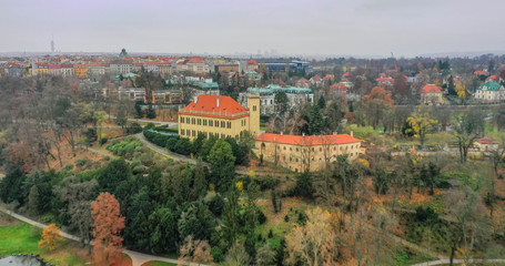 Fototapeta na wymiar Vista de drone del castillo de la ciudad medieval.