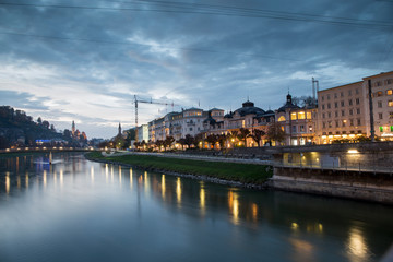 Naklejka premium Miasto Salzburg w nocy