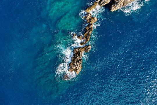 Vista cenital de Mar  Adriatico y piedras