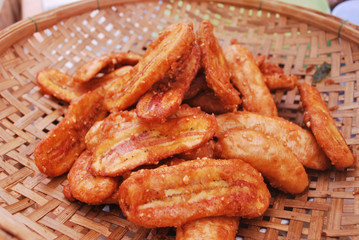 Thai style banana fries sprinkled with nuts and pandan aroma.