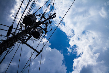 夏空と電柱