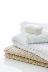 Fototapeta na wymiar 肌触りが良い清潔なタオルと石鹸