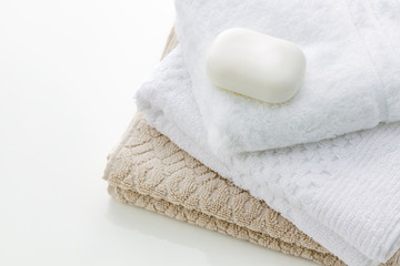 Fototapeta na wymiar 肌触りが良い清潔なタオルと石鹸