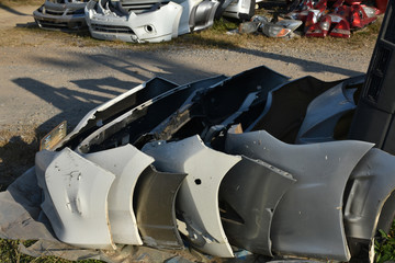 The front grille of various brands that are damaged and have been piled and hung for sale as a spare part for the general public.