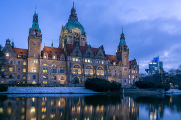Neues Rathaus von Hannover im Winter bei Schnee